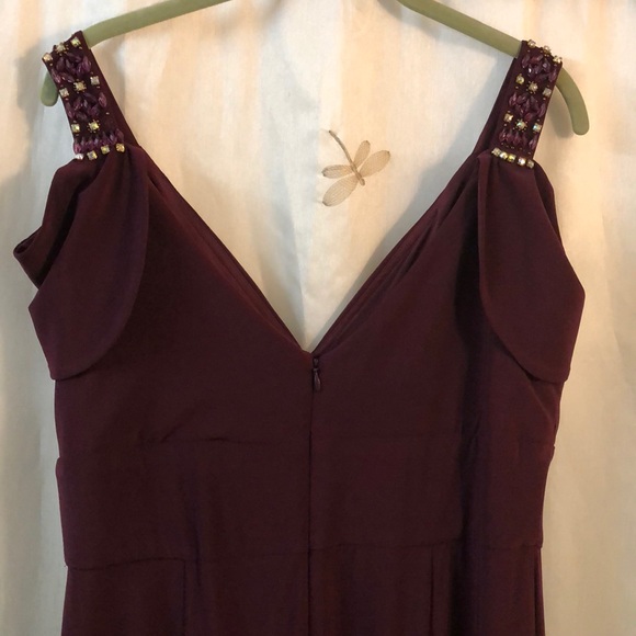 Formal gown with peekaboo sleeves. - Picture 7 of 8